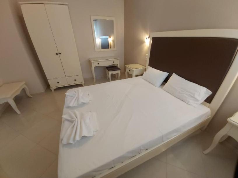 Konstantinos Apartments Ammoudia Bilik gambar