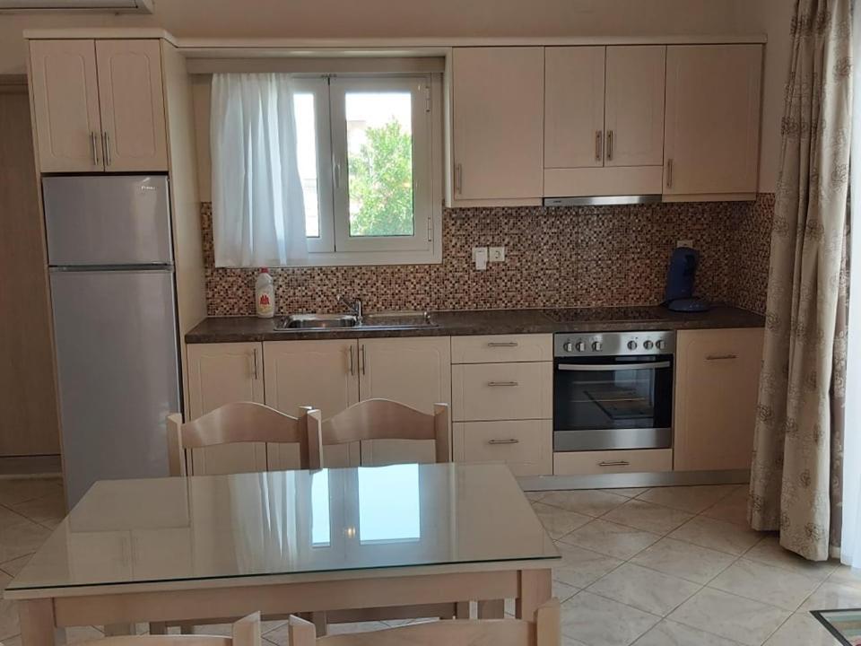 Konstantinos Apartments Ammoudia Bilik gambar